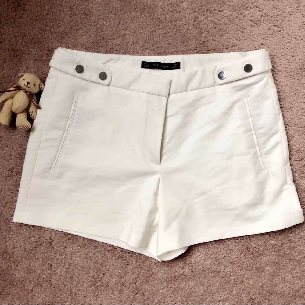 SOLD - Zara white shorts - M